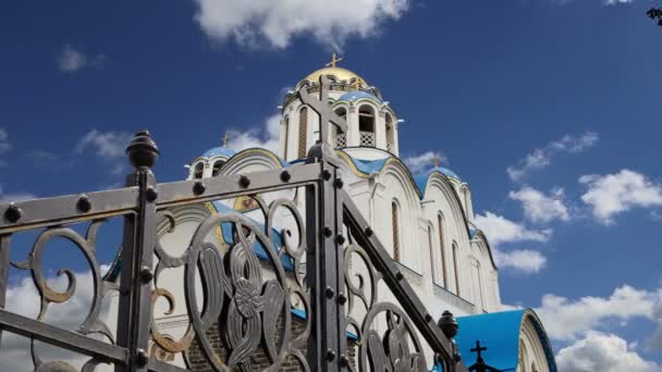 教会的神 Yasenevo，俄罗斯莫斯科，在母亲的保护。寺庙始建于 2009 年，费用从捐赠费 — 图库视频影像