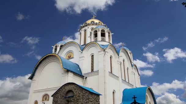 Kerk van de bescherming van de moeder van God in Yasenevo, Moskou, Rusland. De tempel werd opgericht in het jaar 2009 en begroot op kosten van donaties — Stockvideo