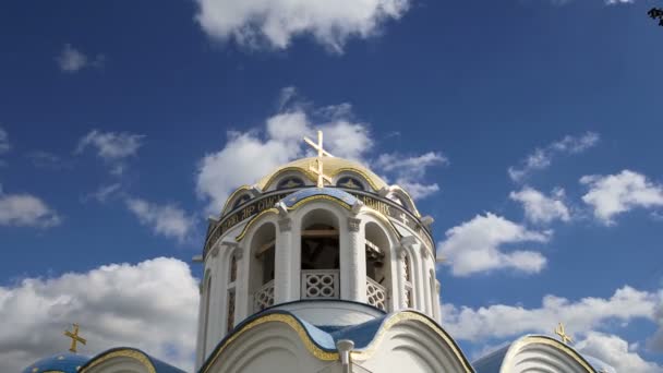 Chiesa della protezione della Madre di Dio a Yasenevo, Mosca, Russia. Il tempio è stato fondato nel 2009 anno e costava sulle tasse da donazioni — Video Stock