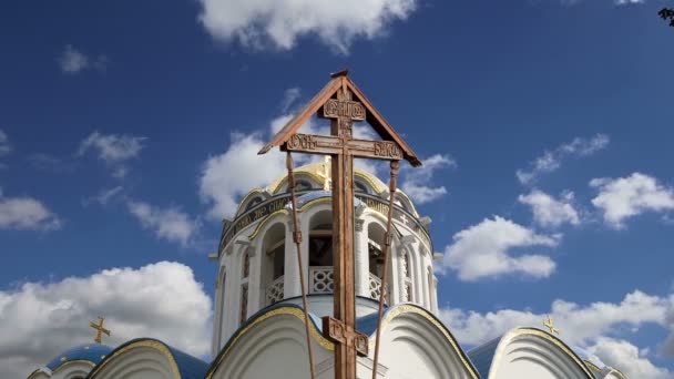 Kościół ochrony Matki Bożej w Yasenevo, Moskwa, Rosja. Świątynia została założona w 2009 roku i kosztował na opłaty od darowizn — Wideo stockowe