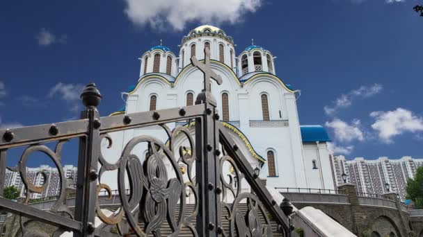 Kirche zum Schutz der Gottesmutter in Yasenevo, Moskau, Russland. Der Tempel wurde im Jahr 2009 gegründet und finanziert sich aus Spenden — Stockvideo