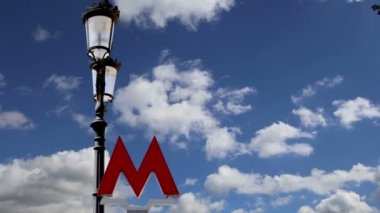  Giriş Moskova metrosu gökyüzünün bir arka plan üzerinde iz. Rusya 