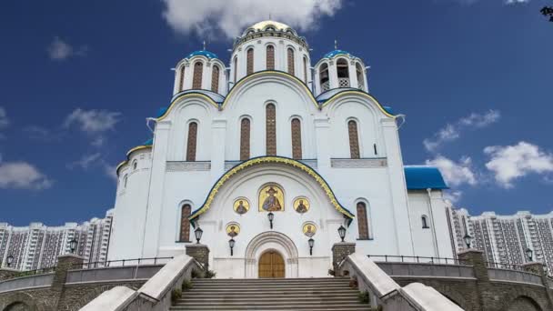 Kirche zum Schutz der Gottesmutter in Yasenevo, Moskau, Russland. Der Tempel wurde im Jahr 2009 gegründet und finanziert sich aus Spenden — Stockvideo