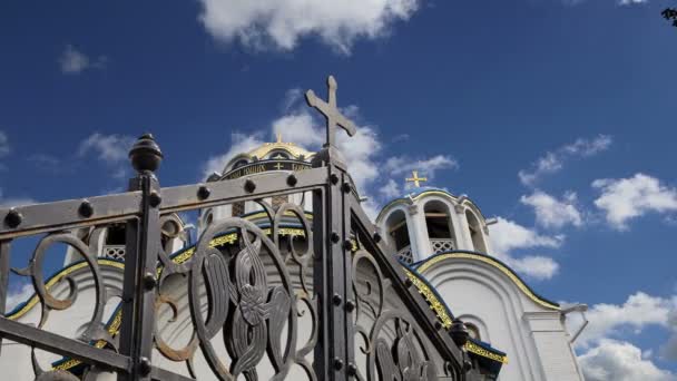 Церковь Покрова Пресвятой Богородицы в Ясенево, Москва, Россия. Храм был основан в 2009 году и стоил на пожертвования — стоковое видео