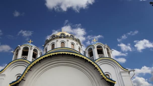 Kościół ochrony Matki Bożej w Yasenevo, Moskwa, Rosja. Świątynia została założona w 2009 roku i kosztował na opłaty od darowizn — Wideo stockowe