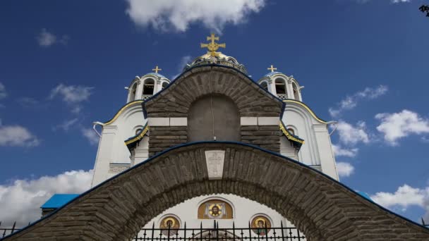 Igreja da Proteção da Mãe de Deus em Yasenevo, Moscou, Rússia. O templo foi fundado no ano de 2009 e custou taxas de doações — Vídeo de Stock