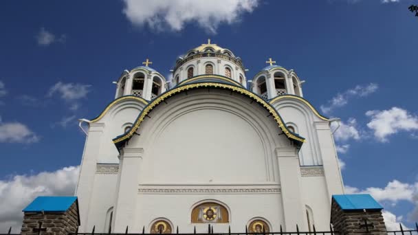 Kościół ochrony Matki Bożej w Yasenevo, Moskwa, Rosja. Świątynia została założona w 2009 roku i kosztował na opłaty od darowizn — Wideo stockowe