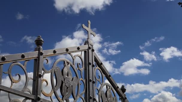 Orthodoxes Kreuz gegen den Himmel mit Wolken — Stockvideo