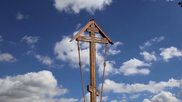 Orthodox cross against the sky with clouds — Stock Video