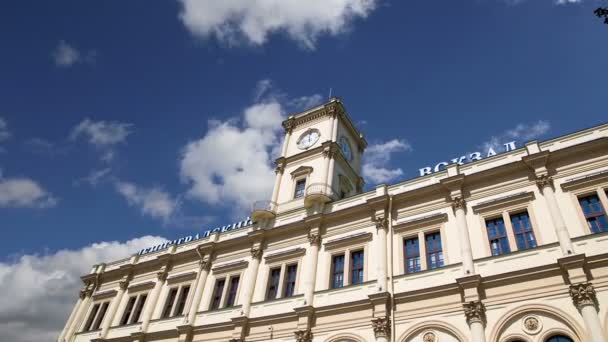 Fachada edifício histórico da estação ferroviária Leningradsky (Escrito Leningradsky estação ferroviária em russo) -- é uma das nove principais estações ferroviárias de Moscou, Rússia — Vídeo de Stock