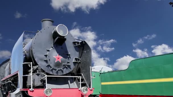 Antigua locomotora de vapor, Moscú museo del ferrocarril en Rusia, estación de tren de Rizhsky (Rizhsky vokzal, estación de Riga ) — Vídeo de stock