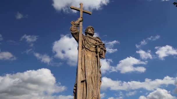 Monument au Saint-Prince Vladimir le Grand sur la place Borovitskaïa à Moscou près du Kremlin, Russie. La cérémonie d'ouverture a eu lieu le 4 novembre 2016 — Video