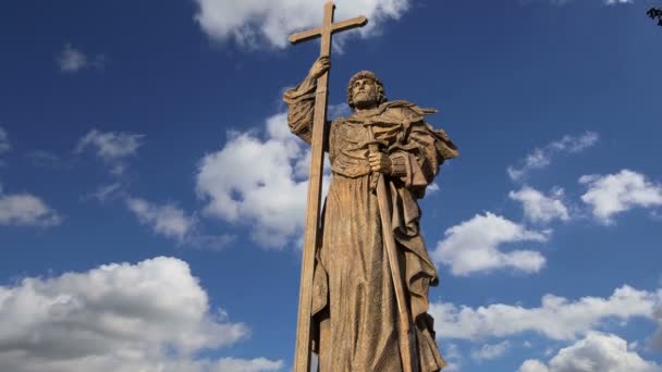 Monument till heliga Prince Vladimir stort på Borovitskaya torget i Moskva nära Kreml, Ryssland. Invigningen ägde rum den 4 November 2016 — Stockvideo