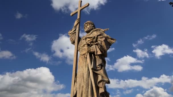 Monument till heliga Prince Vladimir stort på Borovitskaya torget i Moskva nära Kreml, Ryssland. Invigningen ägde rum den 4 November 2016 — Stockvideo