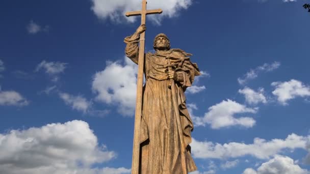 Monumento ao Santo Príncipe Vladimir o Grande na Praça Borovitskaya em Moscou perto do Kremlin, Rússia. A cerimônia de abertura ocorreu em 4 de novembro de 2016 — Vídeo de Stock