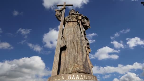 Monumento ao Santo Príncipe Vladimir o Grande na Praça Borovitskaya em Moscou perto do Kremlin, Rússia. A cerimônia de abertura ocorreu em 4 de novembro de 2016 — Vídeo de Stock