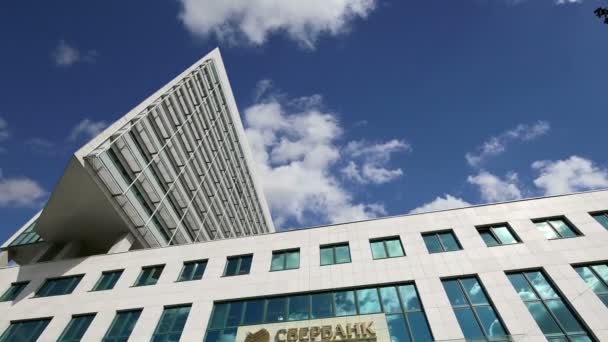 Moskva, Rusko - 22 květen 2017: Sberbank ústředí v Moskvě, Rusko. Hlavní sídlo společnosti — Stock video