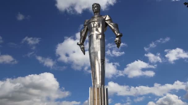 加加林纪念碑 (42.5 米高的基座和雕像), 第一个人在太空旅行。它位于俄罗斯莫斯科的列宁大街. — 图库视频影像