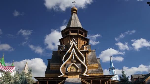 St. Nicolaaskerk in Izmailovsky Kremlin (Kremlin in Izmailovo), Moskou, Rusland. De nieuwe kerk, gebouwd in de tradities van Russische houten architectuur — Stockvideo