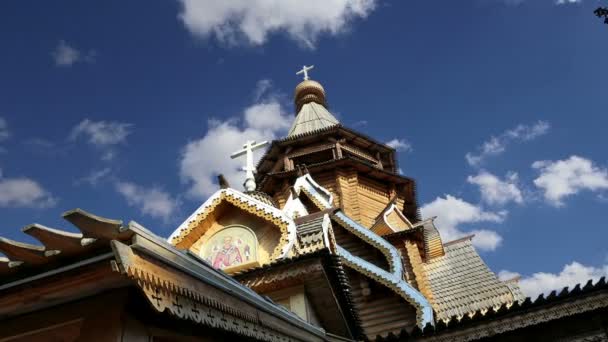 Iglesia de San Nicolás en Izmailovsky Kremlin (Kremlin en Izmailovo), Moscú, Rusia. La nueva iglesia, construida en las tradiciones de la arquitectura de madera rusa — Vídeo de stock