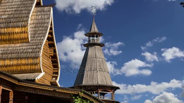 Kościół Świętego Mikołaja w Kreml Izmajłowski (Kreml Izmailovo), Moskwa, Rosja. Nowy Kościół, zbudowany w tradycji rosyjskiej architektury drewnianej — Wideo stockowe