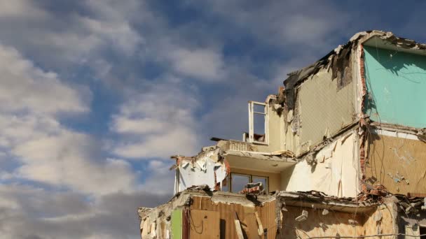 Demolición antigua casa. Moscú, Rusia — Vídeos de Stock