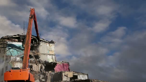 Demolición antigua casa. Moscú, Rusia — Vídeos de Stock