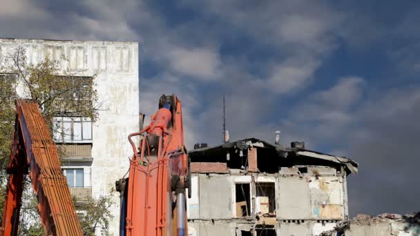 Demolição casa velha. Moscou, Rússia — Vídeo de Stock