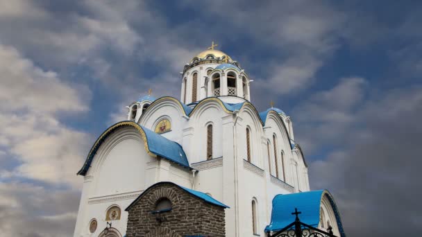 Kerk van de bescherming van de moeder van God in Yasenevo, Moskou, Rusland. De tempel werd opgericht in het jaar 2009 en begroot op kosten van donaties — Stockvideo