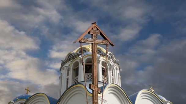 Kerk van de bescherming van de moeder van God in Yasenevo, Moskou, Rusland. De tempel werd opgericht in het jaar 2009 en begroot op kosten van donaties — Stockvideo