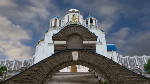 Kyrkan av skydd av Moder Gud vid Yasenevo, Moskva, Ryssland. Templet grundades 2009 år och kostade på avgifter från donationer — Stockvideo