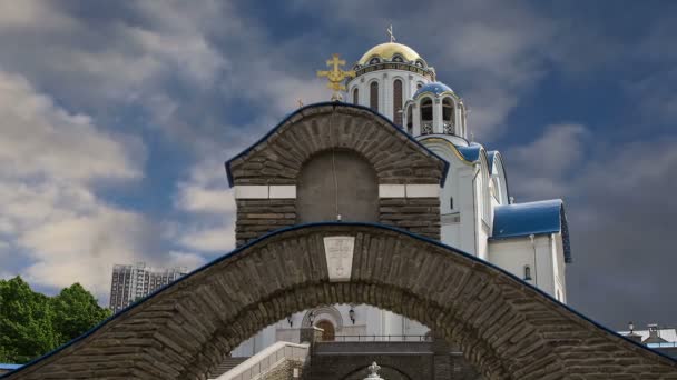 Kyrkan av skydd av Moder Gud vid Yasenevo, Moskva, Ryssland. Templet grundades 2009 år och kostade på avgifter från donationer — Stockvideo