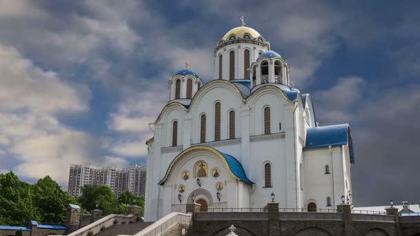 Церква Покрови Пресвятої Богородиці в Yasenevo, Москва, Росія. Храм був заснований в 2009 році і з розрахунку на збори з пожертвувань — стокове відео