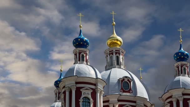 De barokke kerk van Saint Clement in Moskou, Rusland. Dit grote kerkelijke complex werd gebouwd in de 18e eeuw. — Stockvideo
