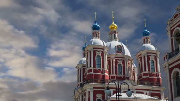 Barokní kostel z Saint Clement v Moskvě, Rusko. Tento velký církevní komplex byl postaven v 18.století. — Stock video