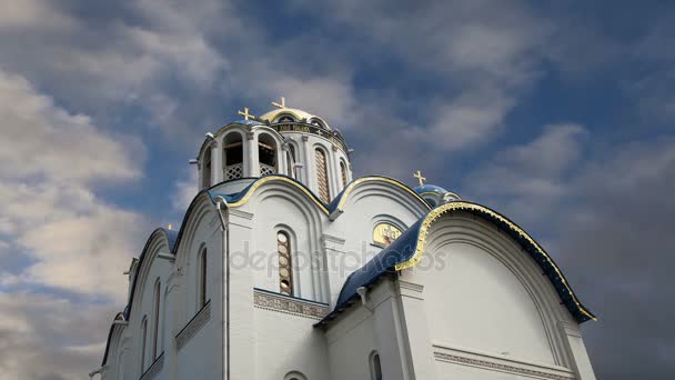 Kerk van de bescherming van de moeder van God in Yasenevo, Moskou, Rusland. De tempel werd opgericht in het jaar 2009 en begroot op kosten van donaties — Stockvideo