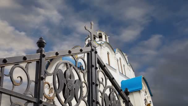 Igreja da Proteção da Mãe de Deus em Yasenevo, Moscou, Rússia. O templo foi fundado no ano de 2009 e custou taxas de doações — Vídeo de Stock