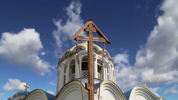 Kyrkan av skydd av Moder Gud vid Yasenevo, Moskva, Ryssland. Templet grundades 2009 år och kostade på avgifter från donationer — Stockvideo