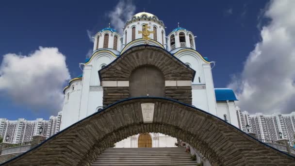 Kerk van de bescherming van de moeder van God in Yasenevo, Moskou, Rusland. De tempel werd opgericht in het jaar 2009 en begroot op kosten van donaties — Stockvideo