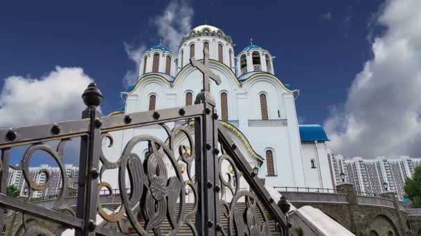 Kostel na ochranu Matky Boží na Jaseněvo, Moskva, Rusko. Chrám byl založen v roce 2009 a měl náklady na poplatky z odběrů — Stock video