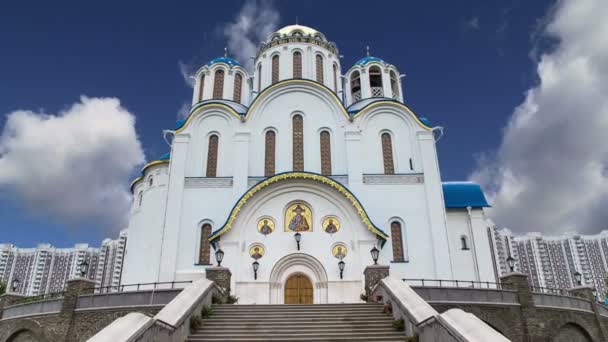 Kościół ochrony Matki Bożej w Yasenevo, Moskwa, Rosja. Świątynia została założona w 2009 roku i kosztował na opłaty od darowizn — Wideo stockowe