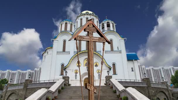 Kyrkan av skydd av Moder Gud vid Yasenevo, Moskva, Ryssland. Templet grundades 2009 år och kostade på avgifter från donationer — Stockvideo