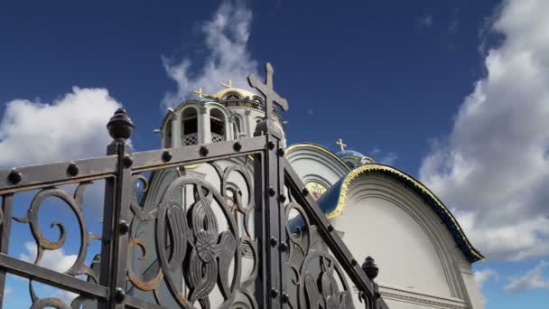 Kirche zum Schutz der Gottesmutter in Yasenevo, Moskau, Russland. Der Tempel wurde im Jahr 2009 gegründet und finanziert sich aus Spenden — Stockvideo