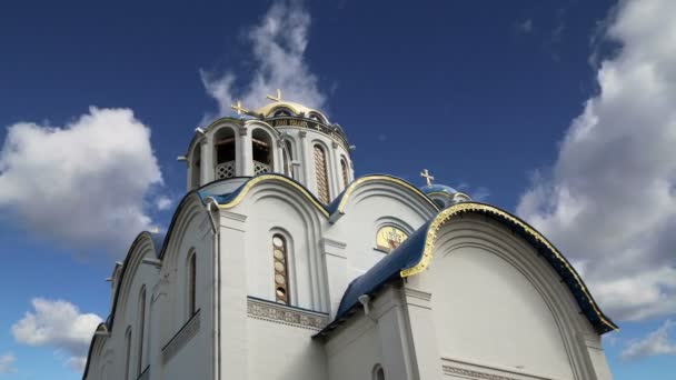 Церковь Покрова Пресвятой Богородицы в Ясенево, Москва, Россия. Храм был основан в 2009 году и стоил на пожертвования — стоковое видео