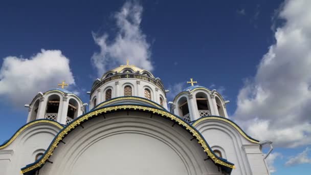 मॉस्को, रशिया येथील यास्नेवो येथे देवाच्या आईच्या संरक्षणाचे चर्च. या मंदिराची स्थापना २००९ साली झाली होती आणि देणग्यांमधून शुल्क आकारले जात होते — स्टॉक व्हिडिओ