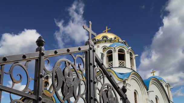 Kirche zum Schutz der Gottesmutter in Yasenevo, Moskau, Russland. Der Tempel wurde im Jahr 2009 gegründet und finanziert sich aus Spenden — Stockvideo