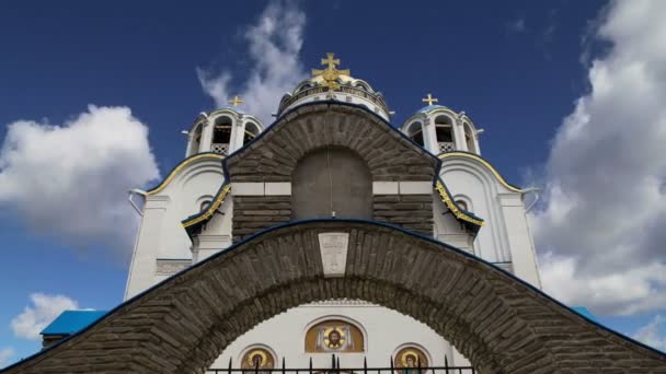 Kyrkan av skydd av Moder Gud vid Yasenevo, Moskva, Ryssland. Templet grundades 2009 år och kostade på avgifter från donationer — Stockvideo