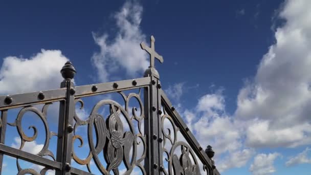 Cruz ortodoxa contra el cielo con nubes — Vídeo de stock