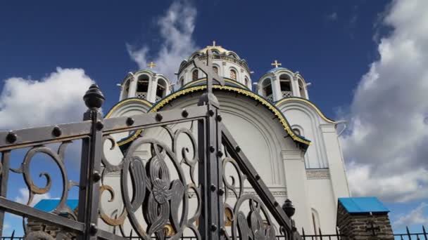 Kościół ochrony Matki Bożej w Yasenevo, Moskwa, Rosja. Świątynia została założona w 2009 roku i kosztował na opłaty od darowizn — Wideo stockowe