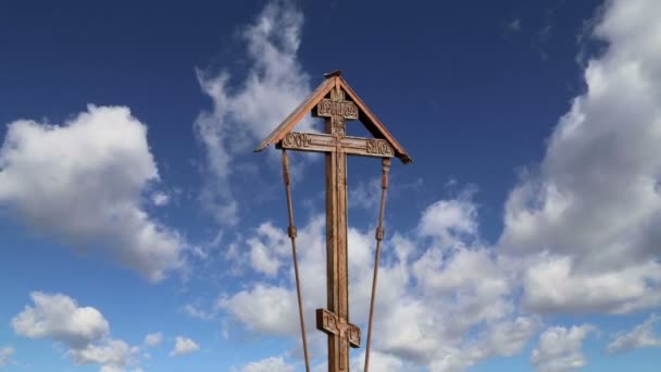 Pravoslavný kříž proti obloha s mraky — Stock video